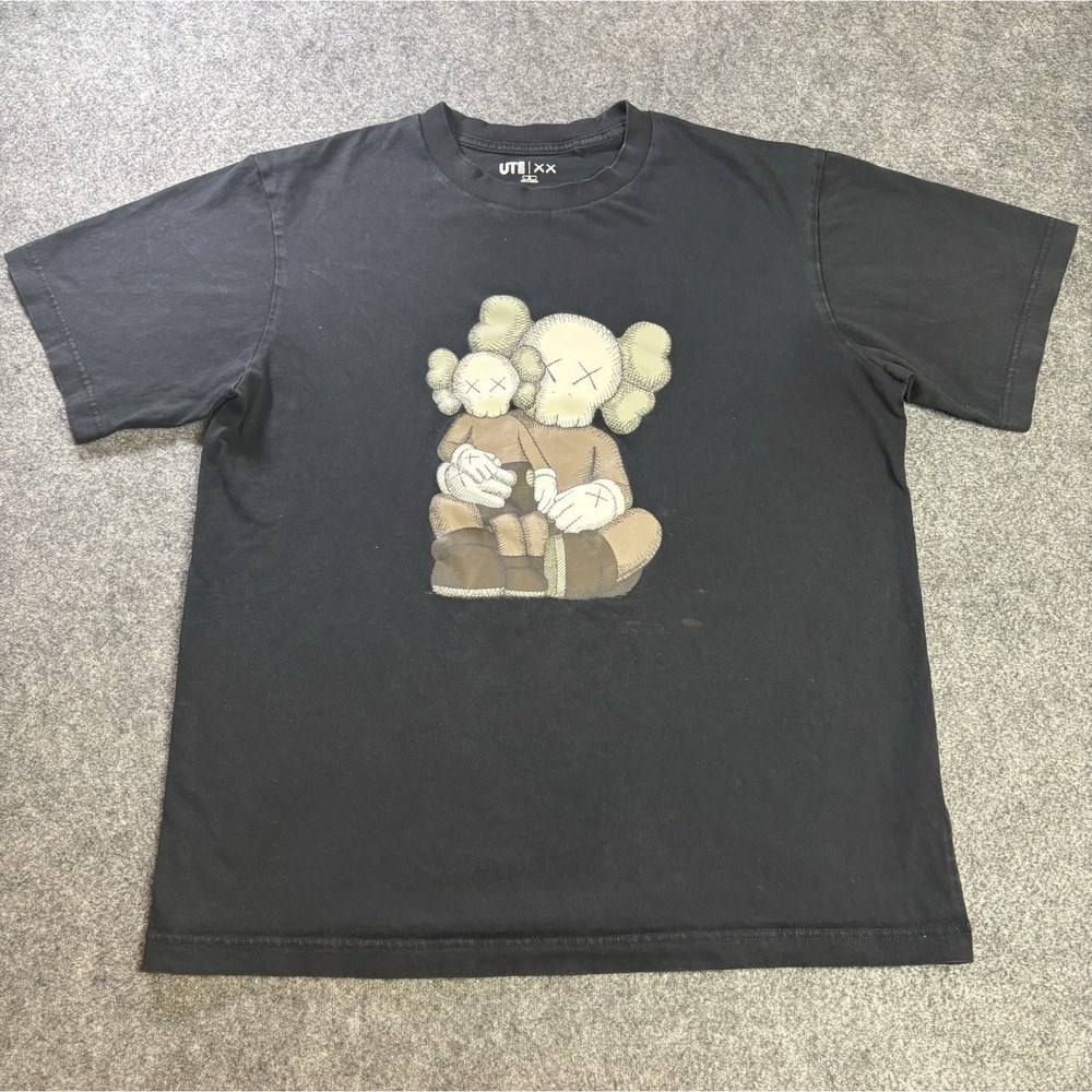 Uniqlo UT x KAWS Graphic T-Shirt Men's Medium Black Short Sleeve Streetwear. B1